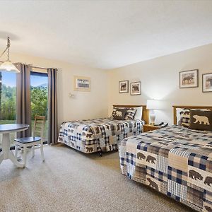 Cedarbrook Hotel Room W/2 Doubles 101